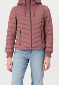 Różowa, pikowana kurtka puchowa z kapturem, z pionowymi przeszyciami, dwoma przednimi kieszeniami na zamek i ściągaczami na mankietach.