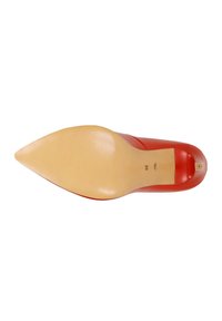 Chaussure à talon haut en cuir rouge à bout pointu vue de la semelle, taille 38, avec une semelle beige lisse et un petit logo près du talon.