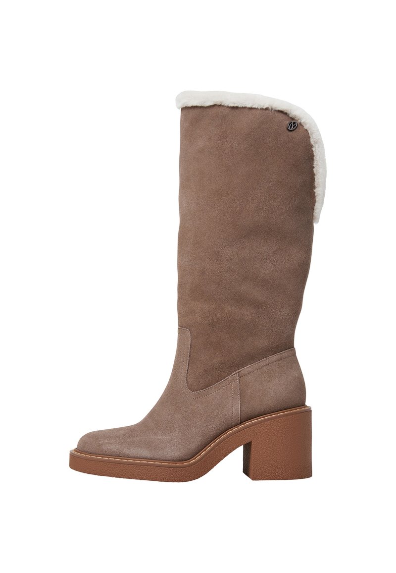 Braune Wildleder-Stiefel bis zum Knie mit einem strukturierten Blockabsatz und einem weichen, weißen Fellfutter am oberen Rand. Mit einem seitlichen Ausschnitt-Design.