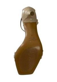 Sandalo con tacco alto beige con finitura lucida, cinturino alla caviglia regolabile e suola in gomma testurizzata con scanalature orizzontali. Taglia 38.
