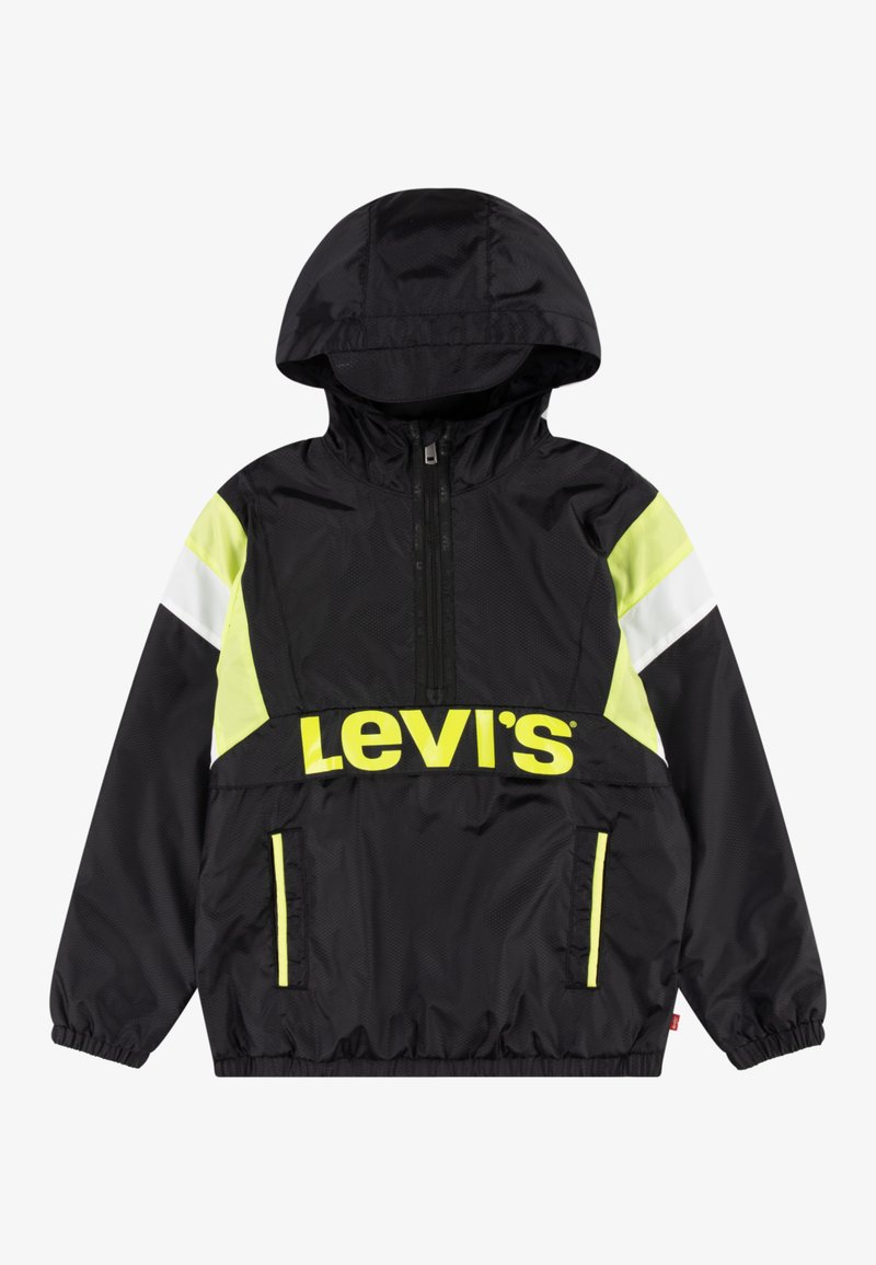 Chaqueta cortavientos negra con capucha, con acentos en amarillo neón y blanco, cremallera frontal y gran logotipo de "Levi's" en el pecho.