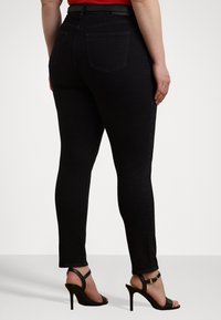 Sorte skinny jeans med høy midje, som har en klassisk fem-lomme-design og myk denimtekstur. Kombinert med svarte altså høye hæler.