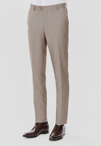 Jasnobrązowe spodnie materiałowe z delikatnymi pionowymi paskami, wykonane z gładkiej tkaniny. Posiadają standardowy pasek w talii oraz pojedyncze zapięcie na guzik.