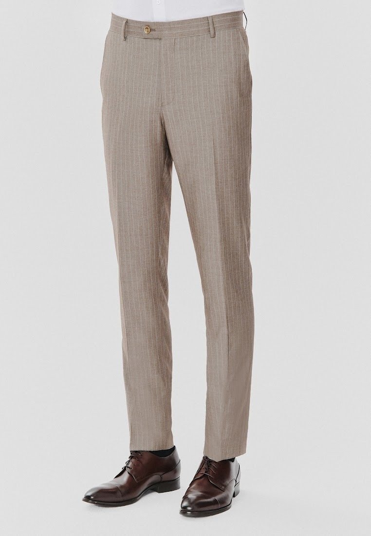 Jasnobrązowe spodnie materiałowe z delikatnymi pionowymi paskami, wykonane z gładkiej tkaniny. Posiadają standardowy pasek w talii oraz pojedyncze zapięcie na guzik.