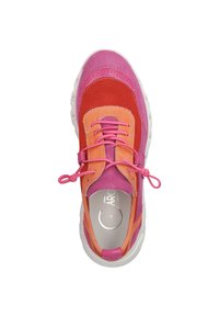 Scarpa sportiva multicolore con pannelli in suede rosa, arancione e rosso, dettagli perforati e suola in gomma bianca.