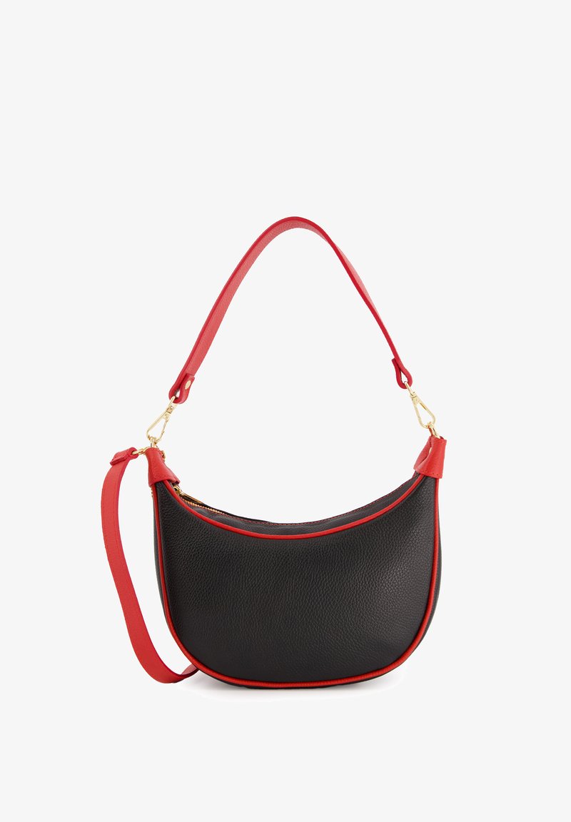 Sac à main en cuir noir texturé avec une forme incurvée, des accents rouges et des détails en or. Il dispose d'une bandoulière unique et d'une fermeture éclair.