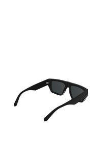 Juodi akiniai nuo saulės su geometrine rėmo forma, tamsiais lęšiais, matinė apdaila ir sidabrinėmis detalėmis ant vyriai ir šoninių dalių.