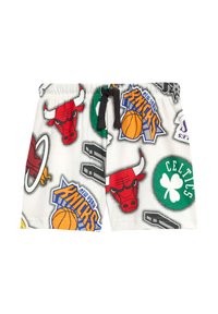 Witte shorts met een elastische tailleband, met kleurrijke logo's van basketbalteams, waaronder de Chicago Bulls en New York Knicks.