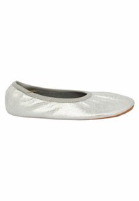 Zilveren balletflat van glanzend synthetisch materiaal, met een zachte, ronde neus en elastische grijze afwerking rond de opening.