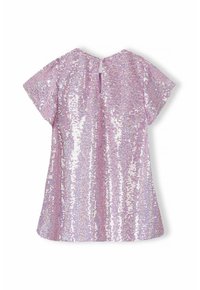 Kortärmad rosa topp täckt av paljetter, med en cirkulär nyckelhålsöppning bak och knappstängning i tyg.