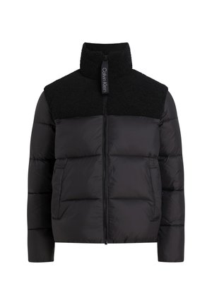 Chaqueta acolchada negra con cuello alto, que presenta una parte superior de forro polar negro texturizado, cierre de cremallera y tirador con logo.