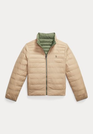 Casaco acolchoado bege com colarinho verde, fecho em zíper à frente e costuras horizontais. Inclui um pequeno logótipo na área do peito esquerdo. Textura suave.