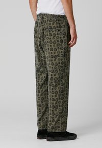 Former Nadrágok - sage