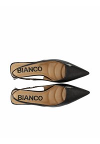 Mustat kiiltonahkakengät, joissa on avonainen kantapää ja terävä kärki. Sisäpohjassa on beige väri ja "BIANCO"-brändäys, ja päällinen on teksturoitu.
