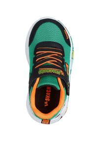 Sneaker verde a rete con dettagli neri, lacci arancioni e logo "Skechers". Presenta una suola testurizzata e elementi di design colorati all'interno.