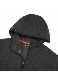 Giacca con cappuccio grigio scuro in tessuto texturizzato, con chiusura a zip frontale completa e dettagli arancioni all'interno. Presenta un cappuccio foderato e dettagli con zip.
