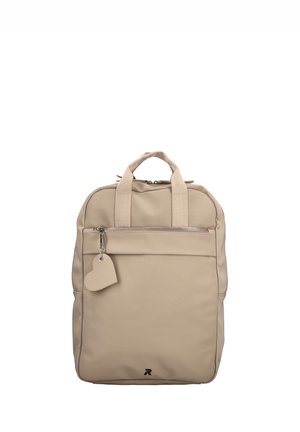 Sac à dos rectangulaire beige avec double poignée, poche zippée avant et breloque en forme de cœur sur la fermeture éclair, sur fond blanc.