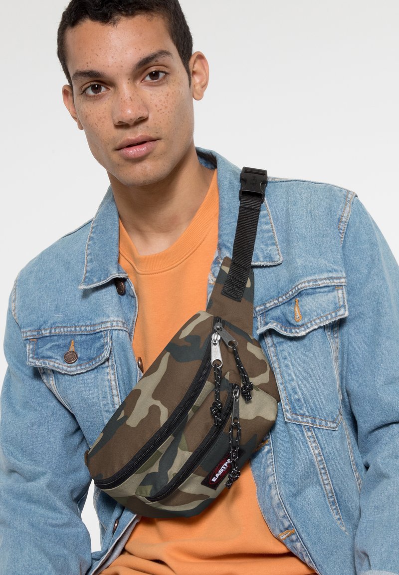 Sac Banane EASTPAK Doggy Bag - Taille Unique Léger Et Pratique Avec Poches Supplémentaires - Scarlet Red