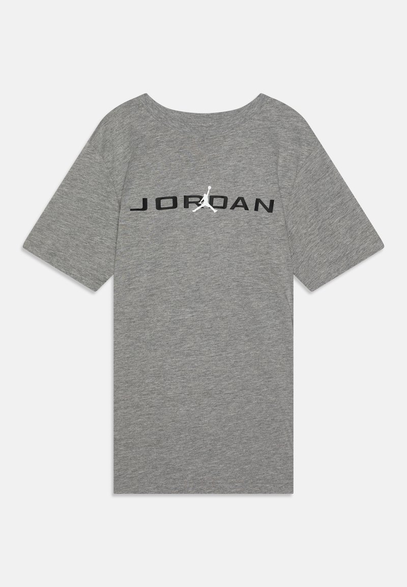 Pelēks, īsās piedurknes T-krekls ar apaļu kakla izgriezumu, uz kura redzams teksts "JORDAN" melnā krāsā un balts logotips virs tā. Mīksta, kokvilnas sajaukuma audums.