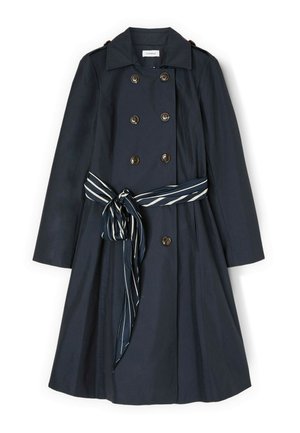 Mørk marineblå dobbeltradet trenchcoat med bred krave, seks knapper, lange ærmer og et bundet, stribet stofbælte i taljen.