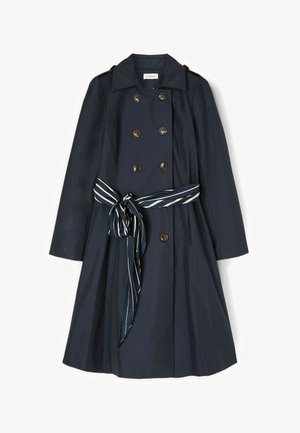 Mørk marineblå dobbeltradet trenchcoat med bred krave, seks knapper, lange ærmer og et bundet, stribet stofbælte i taljen.