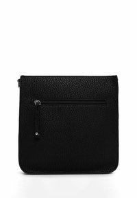 Borsa nera in pelle con superficie texturizzata, dotata di una tasca anteriore con zip e una forma rettangolare elegante. Design semplice, senza componenti hardware visibili.