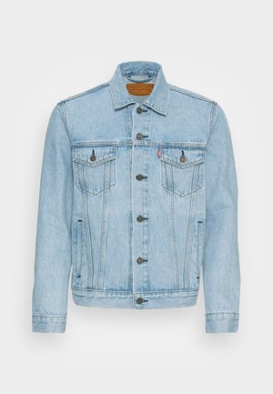 Világoskék farmerdzseki klasszikus szabással, gombos elejével, két mellzsebével és oldalzsebével. Fém gombokkal és különleges varrási részletekkel rendelkezik.