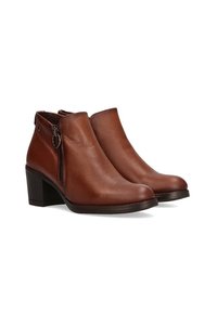 Botas de tobillo de cuero marrón con un acabado texturizado, cierre de cremallera lateral y tacón cuadrado. Punta redondeada y diseño minimalista.