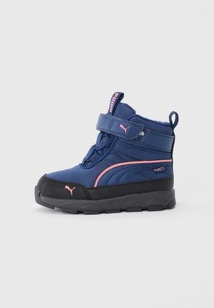 Botte d'hiver bleue avec une tige en synthétique, semelle en caoutchouc noir, accents roses, col rembourré et sangle Velcro ajustable pour un ajustement sécurisé.