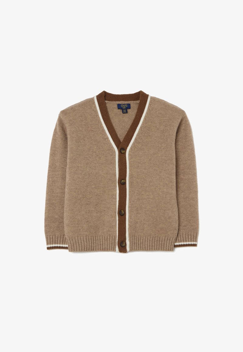 Cardigan beige con scollatura a V, colletto a coste marrone e finiture bianche. Presenta cinque bottoni marroni e polsini a coste. Tessuto morbido.