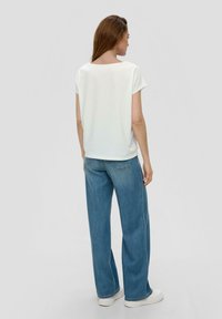 s.Oliver MIT STICKEREI - Print T-shirt - creme