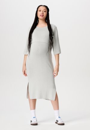 Hellgraues, tailliertes Midi-Kleid mit rundem Ausschnitt, Dreiviertelärmel und seitlichen Schlitzen. Der Stoff wirkt weich und strukturiert.