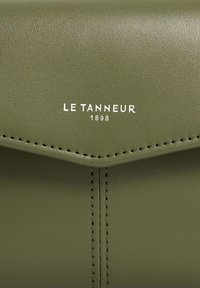 Le Tanneur Medium Envelope - Pochette - green