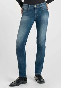 Blauwe denim jeans met een slim fit, voorzien van een knoopsluiting, vijf zakken en lichte slijtage op de dijen. Soepele textuur en klassiek ontwerp.