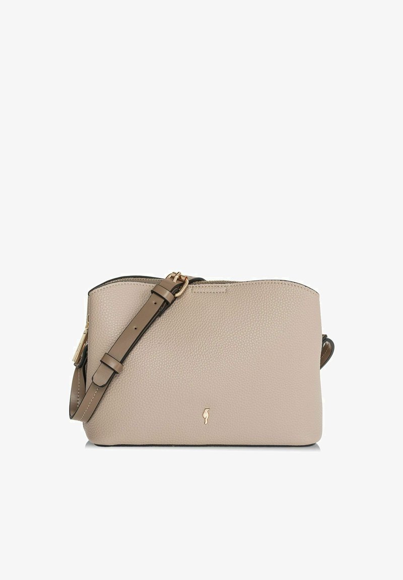 Beżowa skórzana torba na ramię o teksturowanym wykończeniu, z regulowanym paskiem, złotymi akcentami oraz zapięciem na zamek. Kompaktowy prostokątny kształt.
