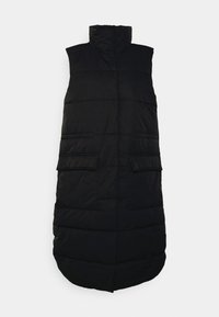 Czarna pikowana kamizelka z wysokim kołnierzem, bez rękawów, z dwoma przednimi kieszeniami i pikowaną fakturą. Dół kamizelki jest zaokrąglony.