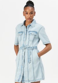 Tommy Jeans BELTED TRUCKER DRESS - Denim dress - denim light