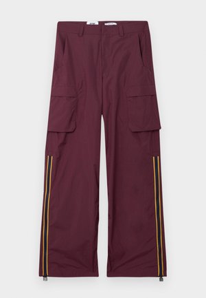 Pantalones cargo burdeos con perneras anchas, bolsillos de solapa en la parte delantera, presillas para cinturón y cremalleras laterales con detalles de rayas multicolores.