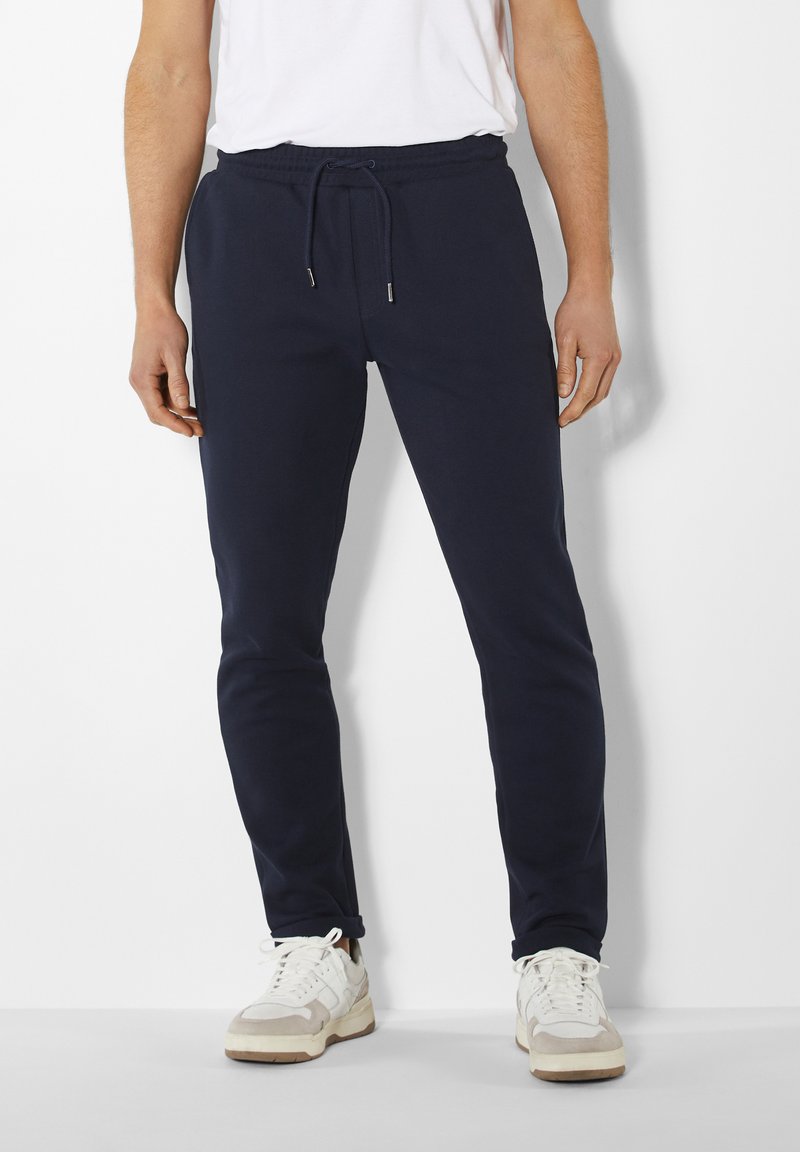 Marine joggers met een elastische tailleband, trekkoord, taps toelopende broekspijpen en boorden bij de enkels. Gemaakt van een gladde, zachte stof.