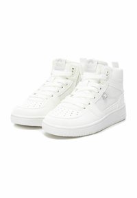 Zapatillas altas blancas con un acabado de tipo piel suave, paneles de malla, puntera perforada, cordones planos y cuello acolchado.