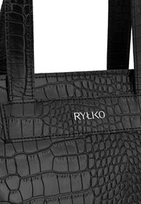 Borsa nera con un motivo testurizzato a coccodrillo, con logo "RYLIKO" in argento. Realizzata in pelle, dotata di manici robusti e design minimalista.