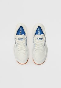 Baskets blanches de sport avec une tige en mesh, des accents bleus et une semelle en caoutchouc. Caractéristiques de lacets et de marquage sur la languette et les panneaux latéraux.