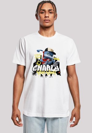 Weißes Baumwoll-T-Shirt mit einem Grafikmotiv eines blauen Cartoon-Charakters, der eine Mütze trägt, mit fettem Text und Graffiti-ähnlichen Akzenten in Gelb und Schwarz.