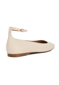Ballerines beiges à finition texturée, avec une bride de cheville dotée d'une boucle en or, un faible talon et un design à bout rond.