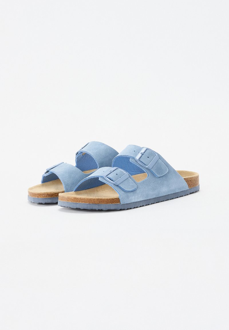 Helle blaue Wildleder-Sandalen mit zwei verstellbaren Riemen. Korkfußbett, Gummisohle mit strukturiertem Profil und offenes Zehendesign.