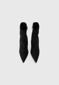 Cizme negre cu vârful ascuțit, până la gleznă, din suede, cu o textură netedă și fermoare pe lateral pentru închidere.