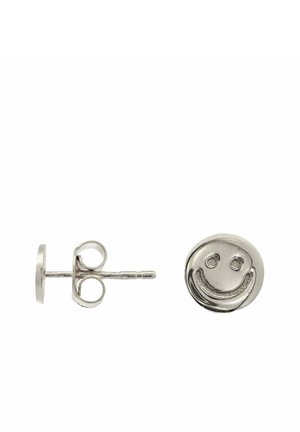 Orecchini a bottone in argento con design di volto sorridente rotondo, uno mostra la parte frontale e l'altro la parte posteriore con perno e farfallina.