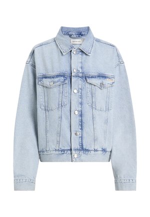 Veste en denim bleu clair avec un col, deux poches frontales, des boutons en argent et des manches retroussées. Texture délavée à travers toute la veste.