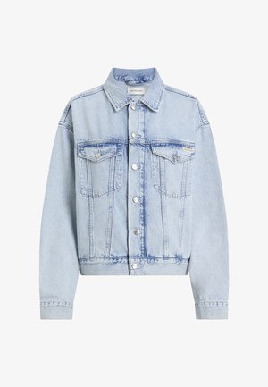 Veste en denim bleu clair avec un col, deux poches frontales, des boutons en argent et des manches retroussées. Texture délavée à travers toute la veste.