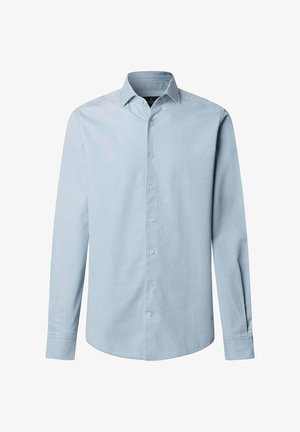 Lichtblauw overhemd met lange mouwen, klassieke kraag en zeven knopen aan de voorkant.